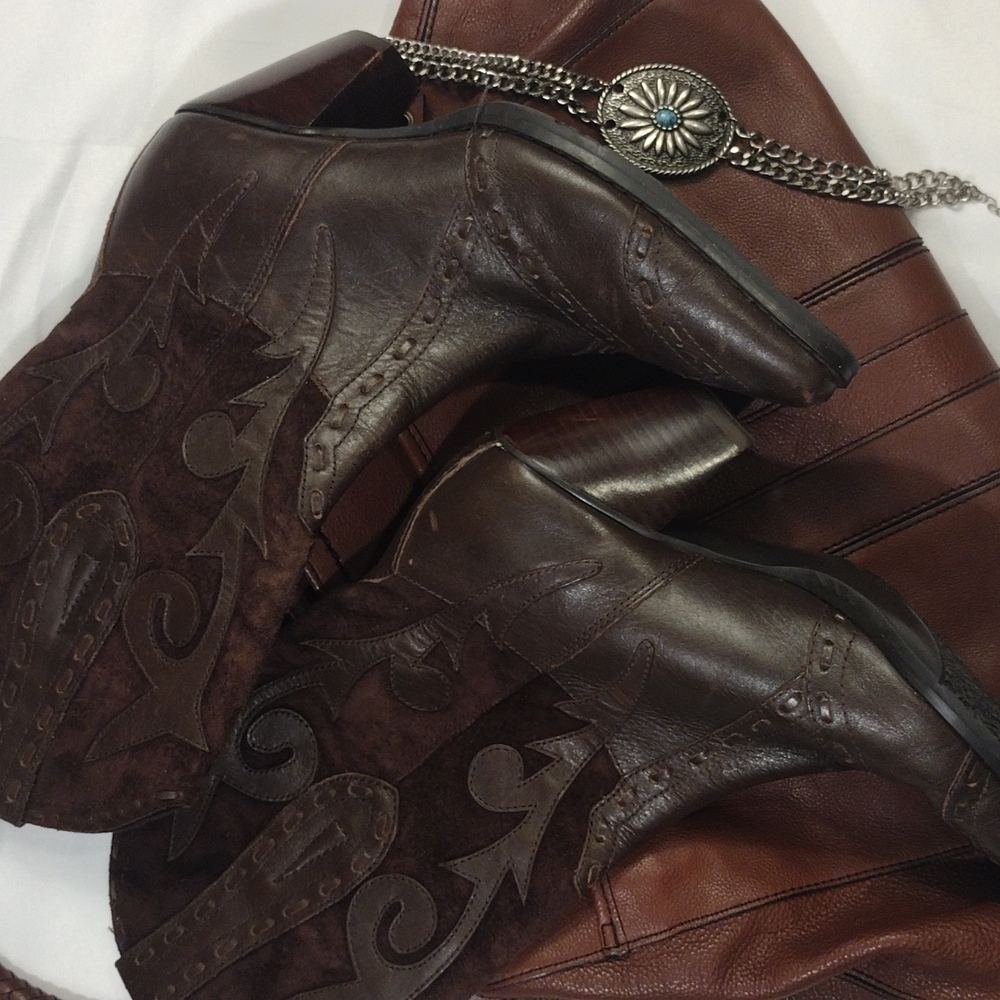 Elegant Brown Heeled Boots with Decorative Stitching